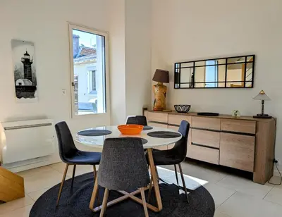 Cuisine ou kitchenette dans l'établissement Élégante Maison de ville