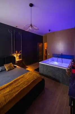 Un ou plusieurs lits dans un hébergement de l'établissement Dreamy Room - Evasion, balnéo & cinéma privé