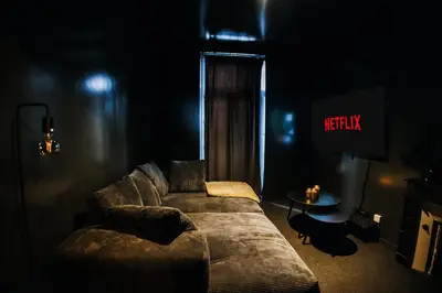 Coin salon dans l'établissement Dreamy Room - Evasion, balnéo & cinéma privé