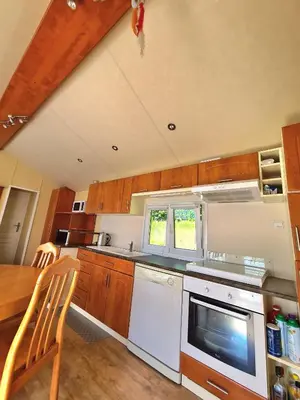 Cuisine ou kitchenette dans l'établissement Joli Mobil-Home avec terrain terrasse 10min du Puy duFou