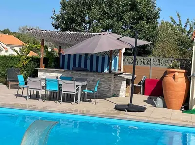 Piscine de l'établissement Appartement T3 individuel avec accès piscine et jardin privés ou située à proximité