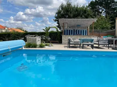 Piscine de l'établissement Appartement T3 individuel avec accès piscine et jardin privés ou située à proximité
