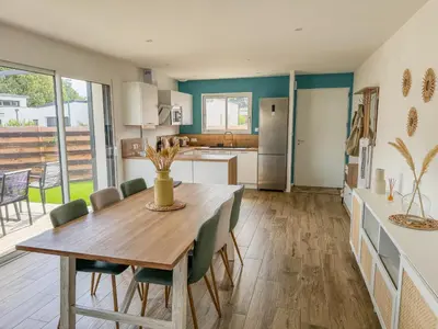 Cuisine ou kitchenette dans l'établissement L'Évasion Colorée - Maison Vive et Moderne