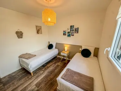 Un ou plusieurs lits dans un hébergement de l'établissement L'Évasion Colorée - Maison Vive et Moderne