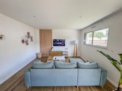 Télévision ou salle de divertissement dans l'établissement L'Évasion Colorée - Maison Vive et Moderne
