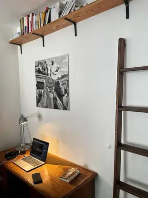 Bibliothèque dans l'appartement