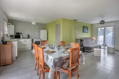 Cuisine ou kitchenette dans l'établissement Maison de plain-pied - quartier calme pour six personnes
