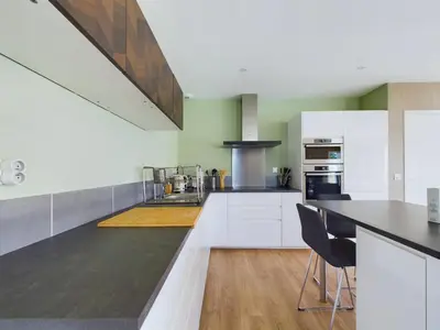 Cuisine ou kitchenette dans l'établissement Maison pour 6 adultes avec piscine