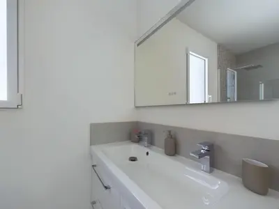 Salle de bains dans l'établissement Maison pour 6 adultes avec piscine