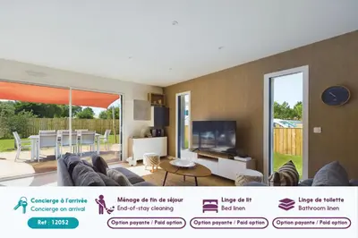 Télévision ou salle de divertissement dans l'établissement Maison pour 6 adultes avec piscine
