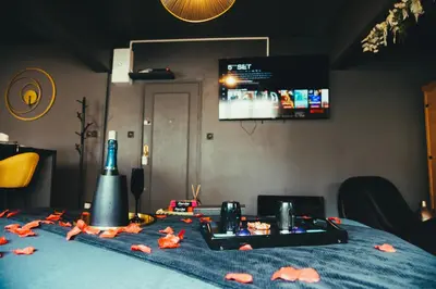 Télévision ou salle de divertissement dans l'établissement La Marble Room - Suite balnéo & sauna