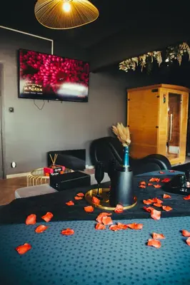 Télévision ou salle de divertissement dans l'établissement La Marble Room - Suite balnéo & sauna