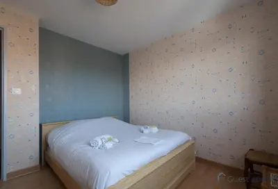 Un ou plusieurs lits dans un hébergement de l'établissement Maison rénovée proche mer