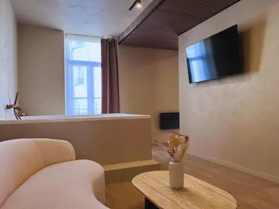 Télévision ou salle de divertissement dans l'établissement Harmony Room Suite avec Balnéo