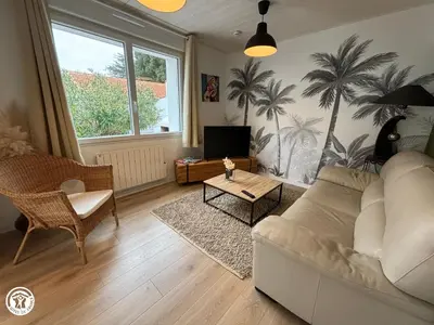Coin salon dans l'établissement Maison rénovée près de la plage avec jardin clos et parking - FR-1-426-562