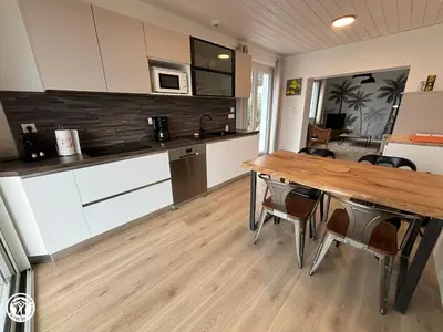 Cuisine ou kitchenette dans l'établissement Maison rénovée près de la plage avec jardin clos et parking - FR-1-426-562