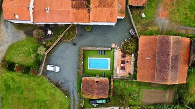 Piscine de l'établissement Domaine des 5 Roses - Rose Sombre ou située à proximité