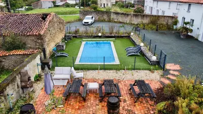 Piscine de l'établissement Domaine des 5 Roses - Rose Sombre ou située à proximité