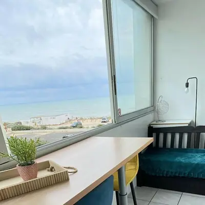 Vue générale sur la mer ou vue sur la mer prise depuis l'appartement