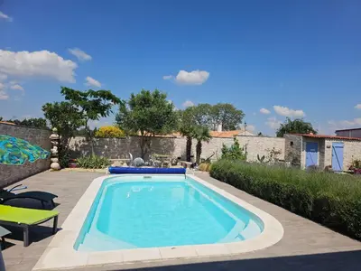 Piscine de l'établissement maison piscine clos ,wifi, pas de chien , 2 chambres près de la mer ou située à proximité
