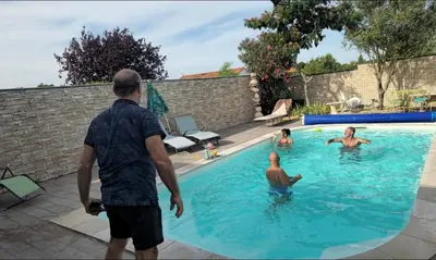 Piscine de l'établissement maison piscine clos ,wifi, pas de chien , 2 chambres près de la mer ou située à proximité