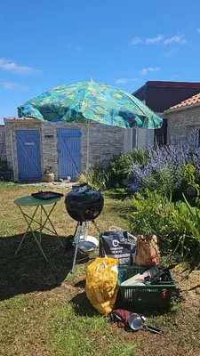 Jardin de l'établissement maison piscine clos ,wifi, pas de chien , 2 chambres près de la mer