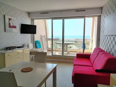 Télévision ou salle de divertissement dans l'établissement Appartement vue mer 4 personnes