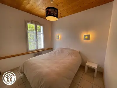 Un ou plusieurs lits dans un hébergement de l'établissement Charmante maison en lisière de forêt à Noirmoutier, proche plage et Passage du Gois - FR-1-426-563
