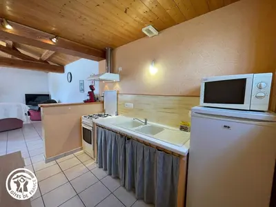 Cuisine ou kitchenette dans l'établissement Charmante maison en lisière de forêt à Noirmoutier, proche plage et Passage du Gois - FR-1-426-563