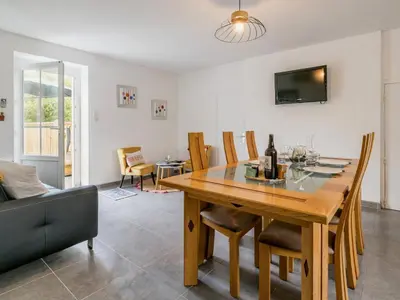 Télévision ou salle de divertissement dans l'établissement Gîte Indépendant au Calme avec Jardin et Wifi, à 12 km des Plages - FR-1-306-1287