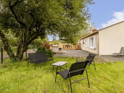 Jardin de l'établissement Gîte Indépendant au Calme avec Jardin et Wifi, à 12 km des Plages - FR-1-306-1287