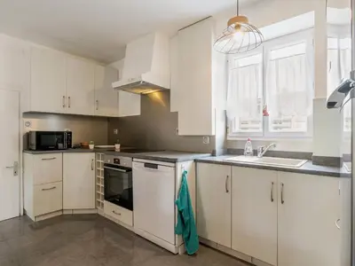 Cuisine ou kitchenette dans l'établissement Gîte Indépendant au Calme avec Jardin et Wifi, à 12 km des Plages - FR-1-306-1287
