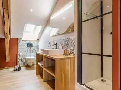Salle de bains dans l'établissement Longère moderne avec spa, billard, babyfoot, salle de sport, hammam, et Wi-Fi - FR-1-306-1288
