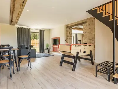 Coin salon dans l'établissement Longère moderne avec spa, billard, babyfoot, salle de sport, hammam, et Wi-Fi - FR-1-306-1288
