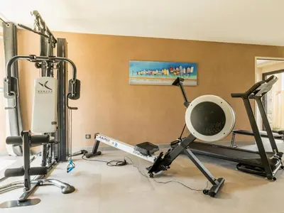 Salle ou équipements de sports de l'établissement Longère moderne avec spa, billard, babyfoot, salle de sport, hammam, et Wi-Fi - FR-1-306-1288