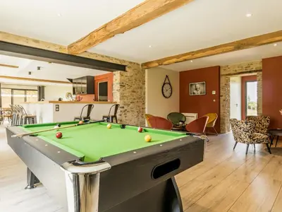 Billard dans l'établissement Longère moderne avec spa, billard, babyfoot, salle de sport, hammam, et Wi-Fi - FR-1-306-1288