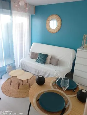 Coin salon dans l'établissement Charmant studio avec loggia vue mer