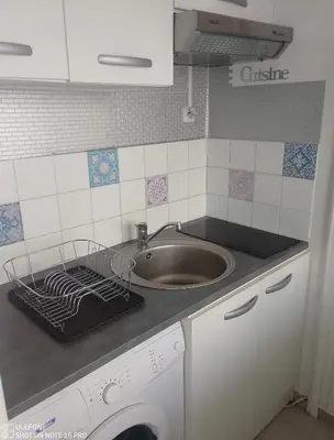 Cuisine ou kitchenette dans l'établissement Charmant studio avec loggia vue mer