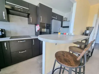 Cuisine ou kitchenette dans l'établissement FACE MER grand T3 familial, parking gratuit