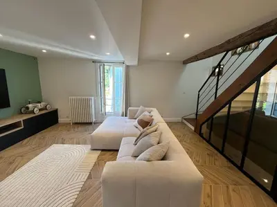 Coin salon dans l'établissement Le Triplex du Quai