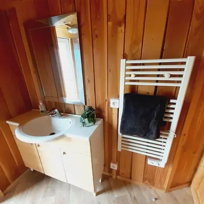 Salle de bains dans l'établissement Yourte contemporaine