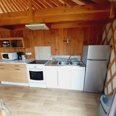 Cuisine ou kitchenette dans l'établissement Yourte contemporaine