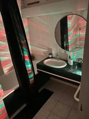 Salle de bains dans l'établissement Cocon de Bonheur & Parking