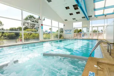 Piscine de l'établissement Mobil home tout confort dans parc résidentiel de loisirs ou située à proximité