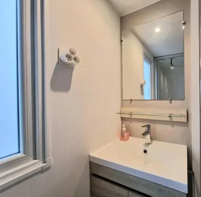 Salle de bains dans l'établissement Mobil home tout confort dans parc résidentiel de loisirs