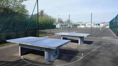 Tennis de table au sein de l'établissement Mobil home tout confort dans parc résidentiel de loisirs ou à proximité