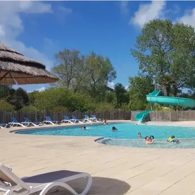 Piscine de l'établissement Mobil home tout confort dans parc résidentiel de loisirs ou située à proximité