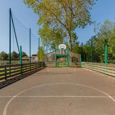 Tennis ou squash au sein de le camping ou à proximité