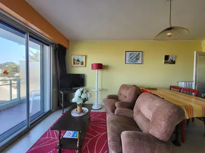 Coin salon dans l'établissement Appartement 4 Pers, Vue Mer, 2 Terrasses, Accès Plage - FR-1-364-173
