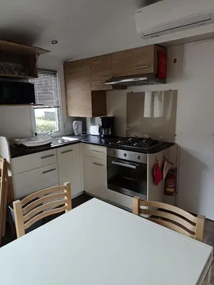 Cuisine ou kitchenette dans l'établissement MH F52 Camping Bois Masson